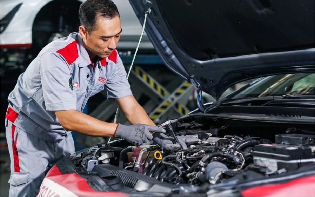 Mechanic fixing toyota car - Borneo Mobility